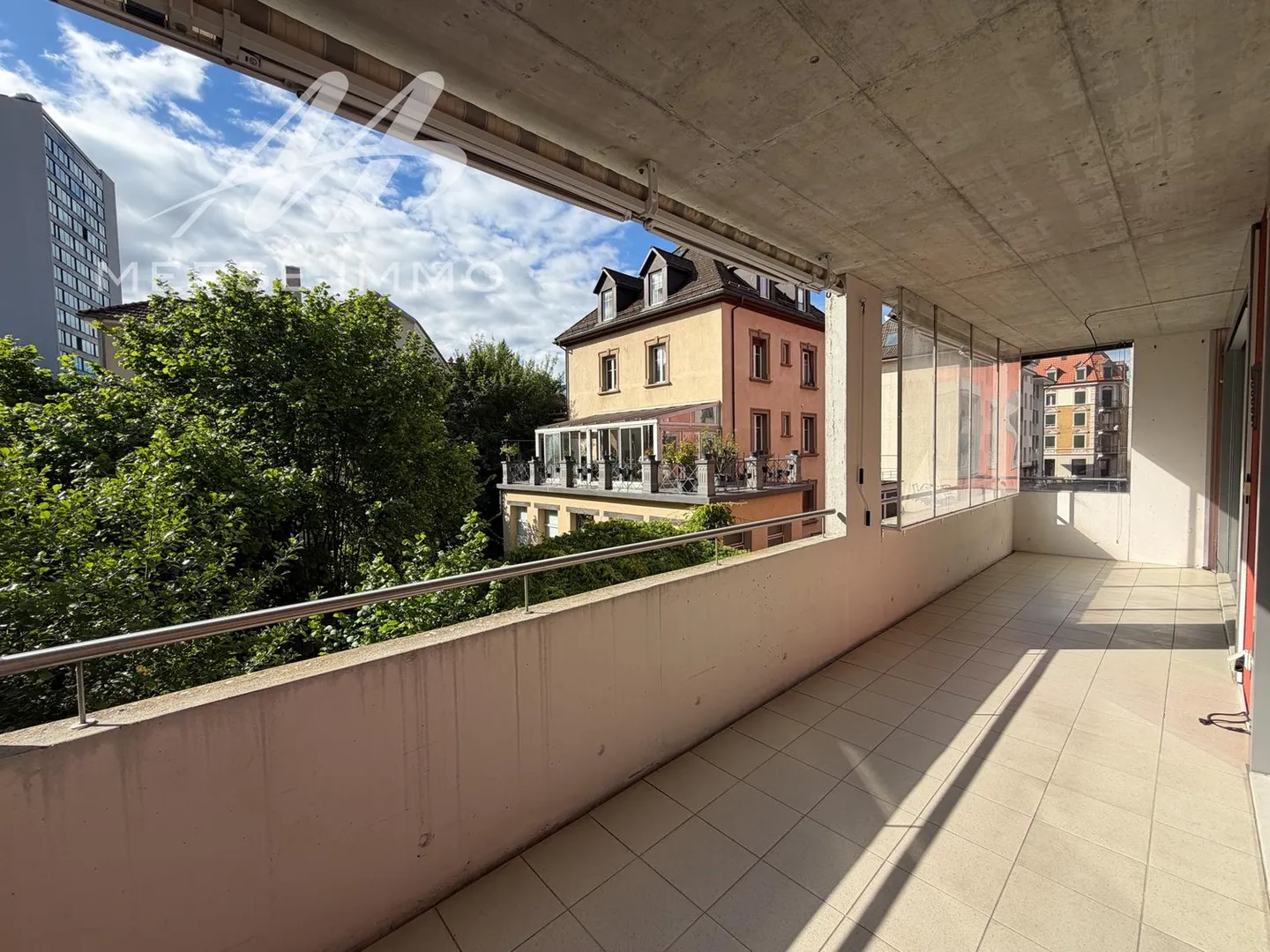 Ampio appartamento di 5,5 stanze con balcone, a pochi passi dal centro di Biel - Foto 2 di 9