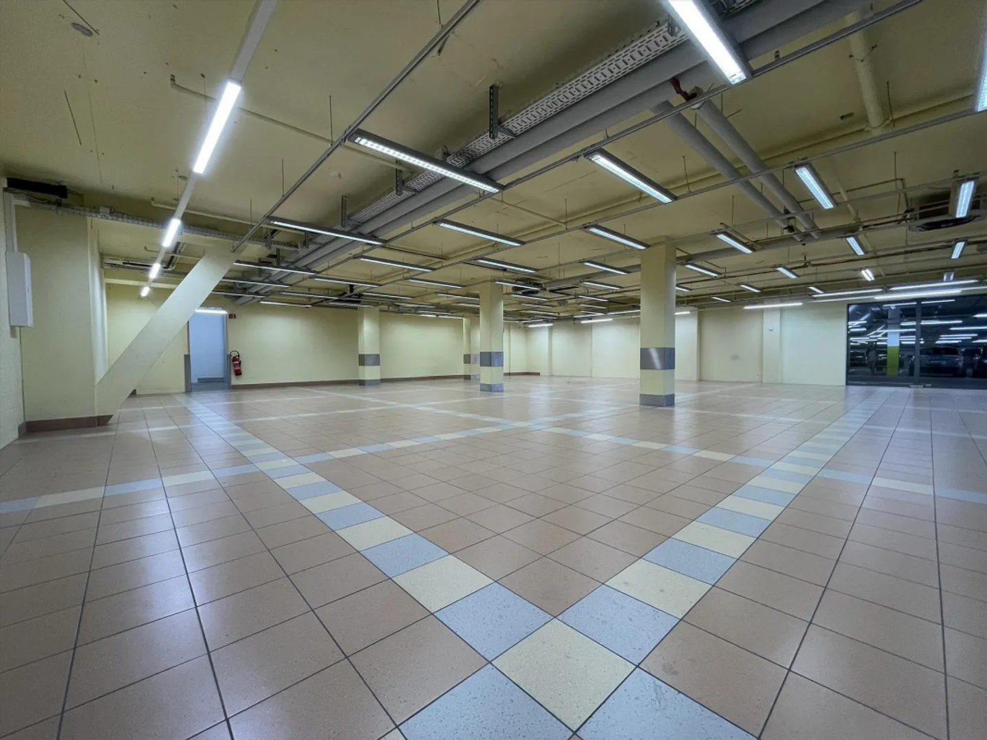 Frequentierte Ladenfläche direkt bei der Tiefgarage - Einkaufszentr... - Foto 7 von 9