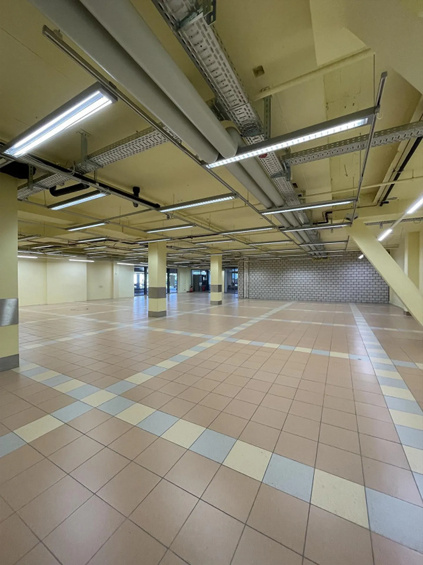 Frequentierte Ladenfläche direkt bei der Tiefgarage - Einkaufszentr... - Foto 8 von 9