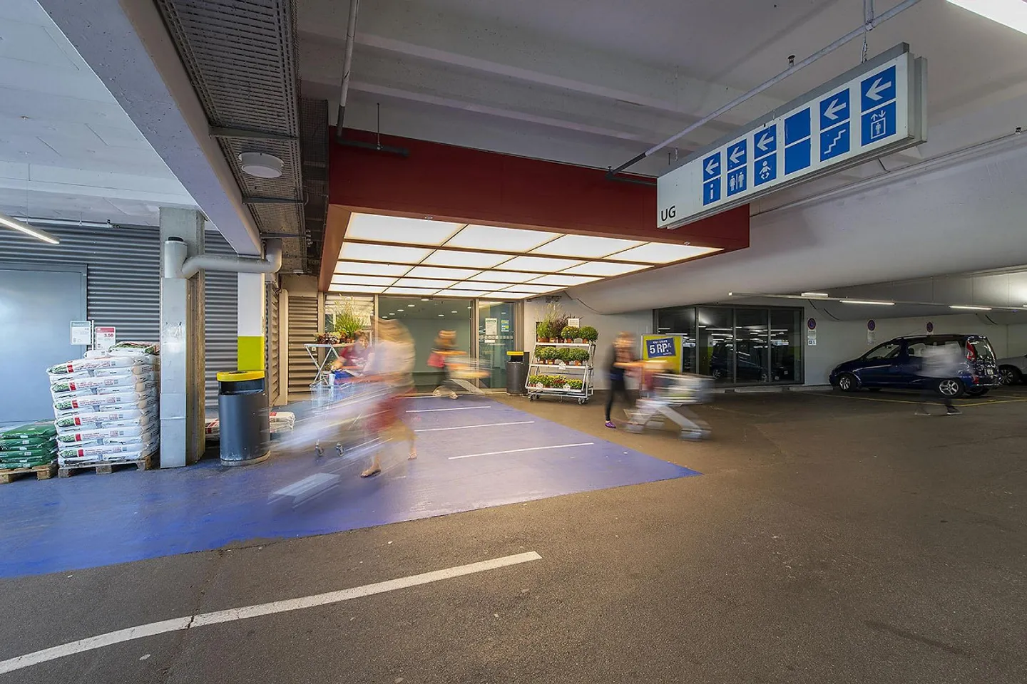 Frequentierte Ladenfläche direkt bei der Tiefgarage - Einkaufszentr... - Foto 4 von 9