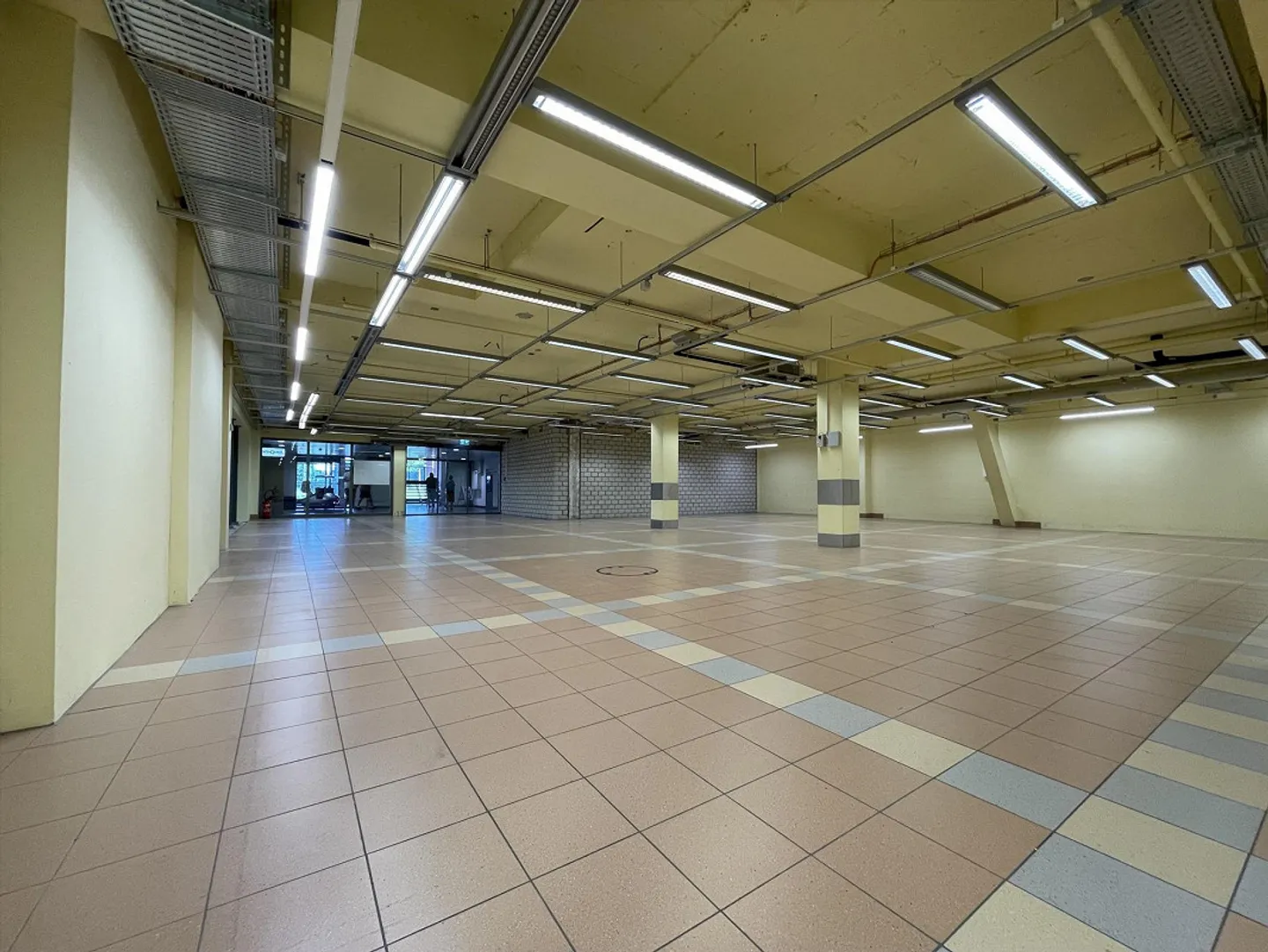 Frequentierte Ladenfläche direkt bei der Tiefgarage - Einkaufszentr... - Foto 9 von 9