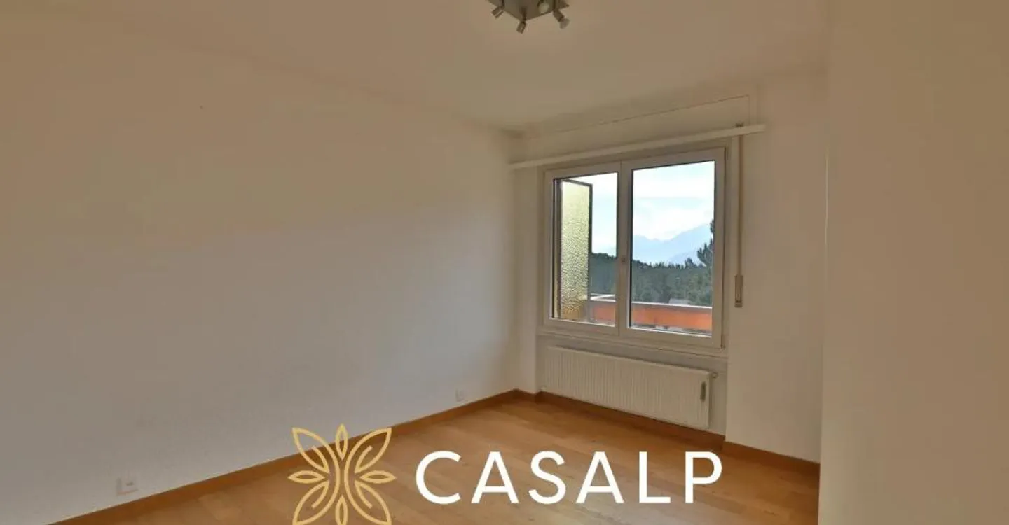 Bright 2.5-room attic in the center of Crans-Montana - Photo 3 of 11