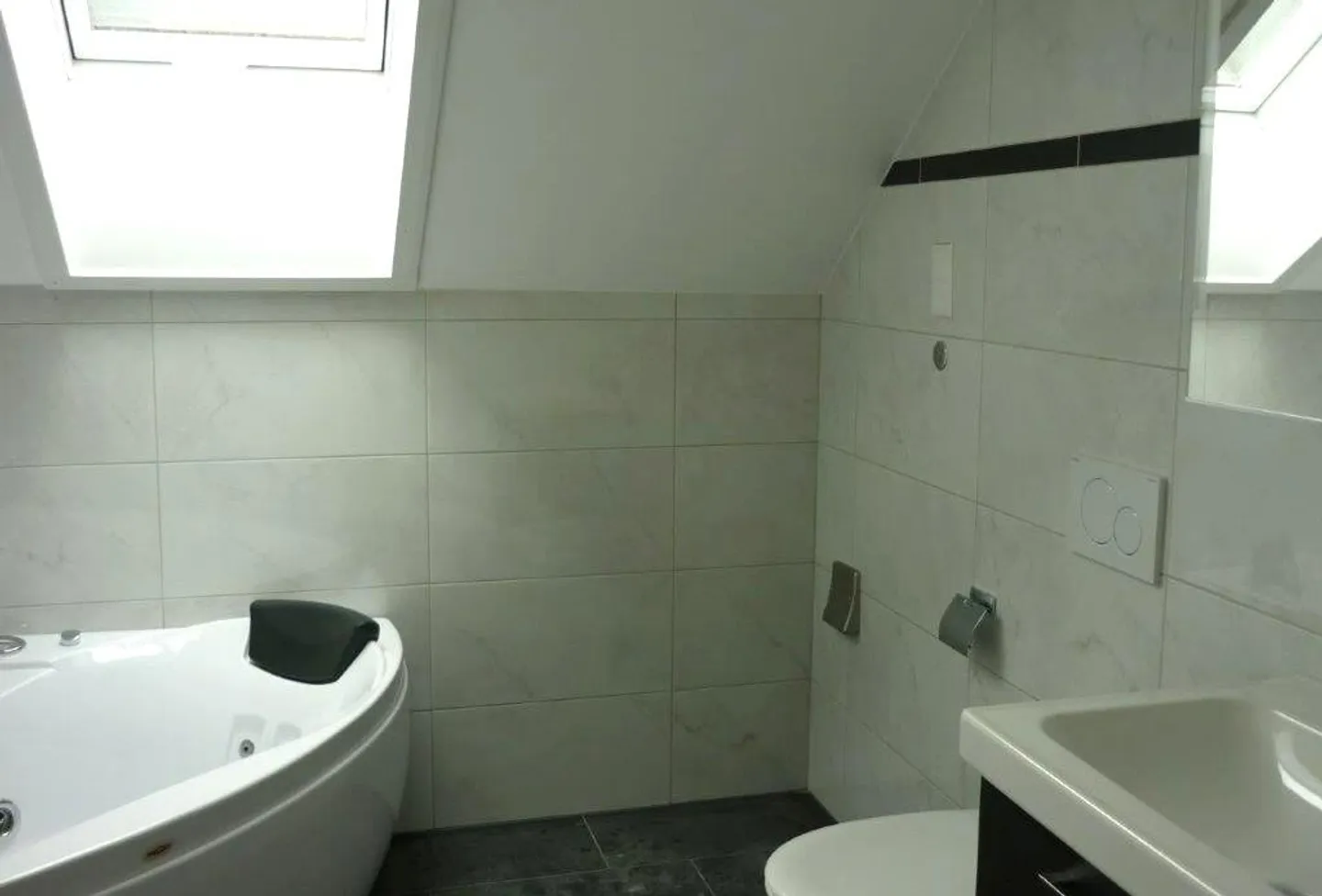 4.5 Room Maisonette Apartment for Rent in 4-Family House, Whirlpool, etc. Beautiful Location - Photo 3 of 9