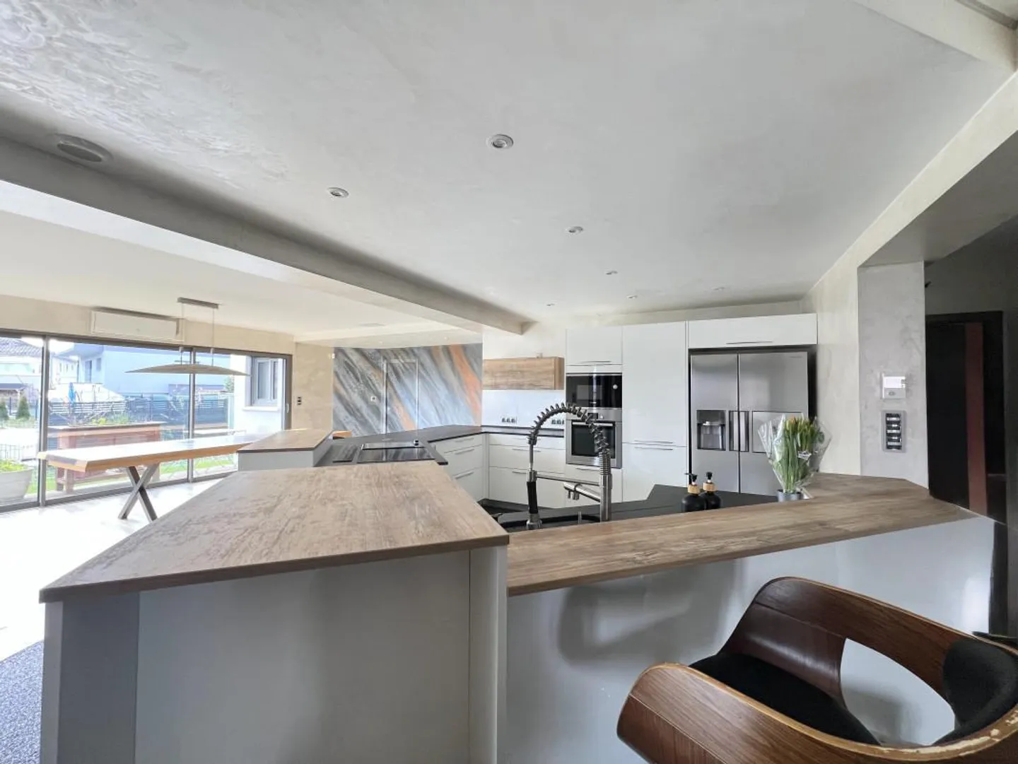 Elegant Signature in France: Light, Volumes, and Exceptional Services - Photo 1 of 14