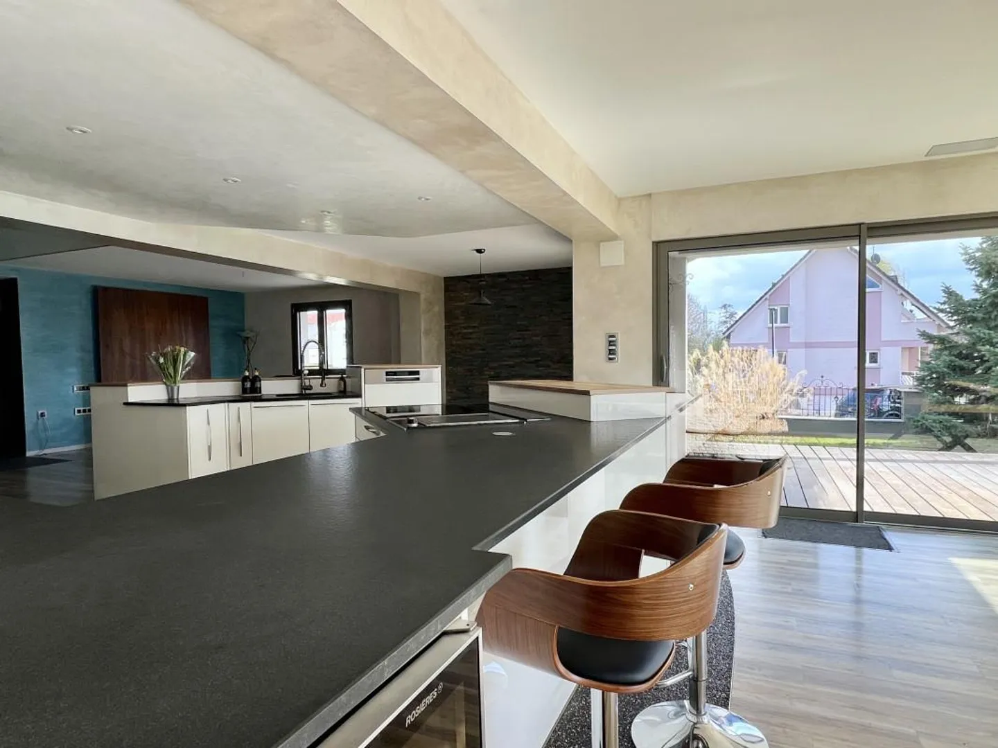 Elegant Signature in France: Light, Volumes, and Exceptional Services - Photo 2 of 14