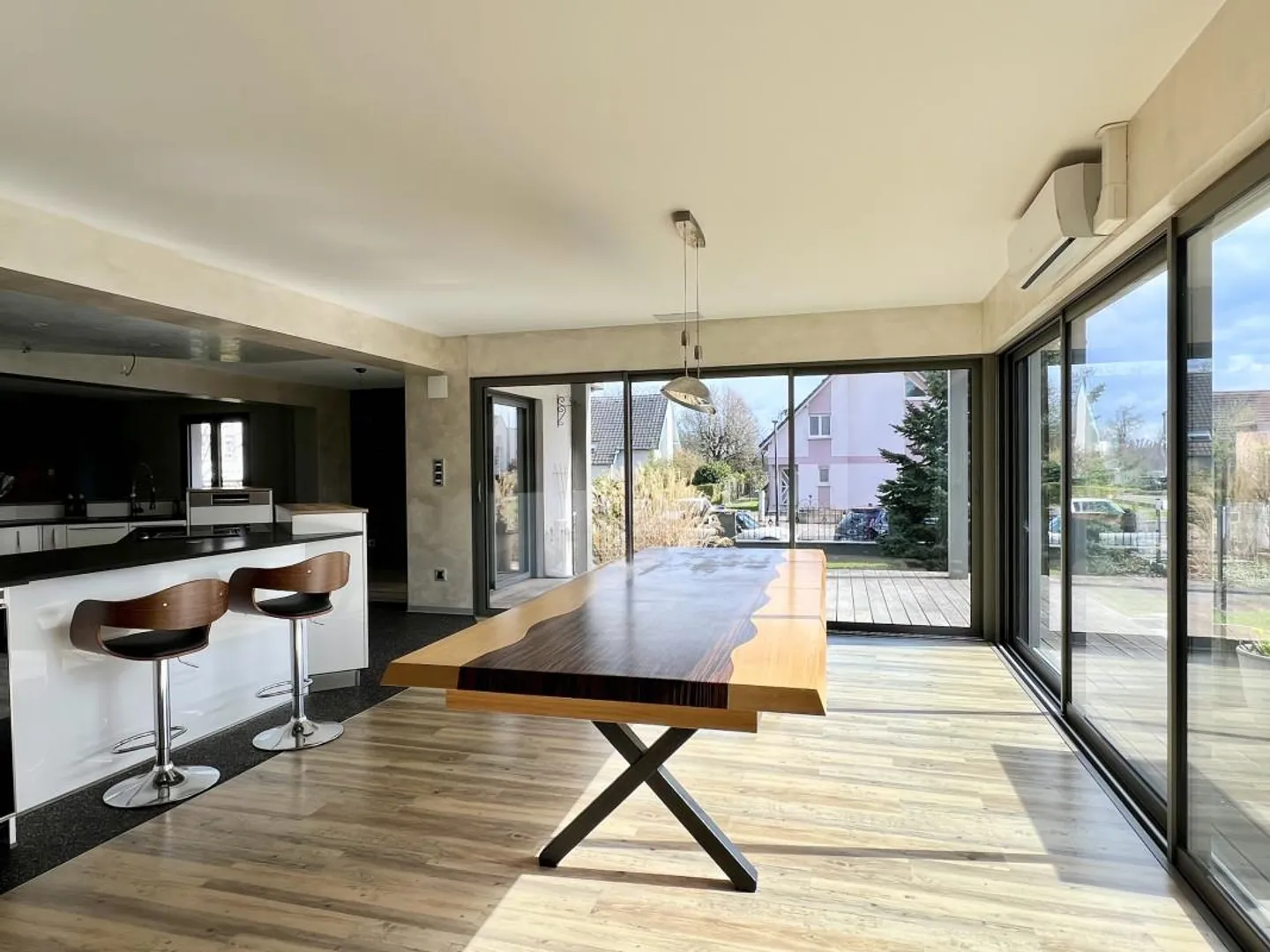Elegant Signature in France: Light, Volumes, and Exceptional Services - Photo 5 of 14