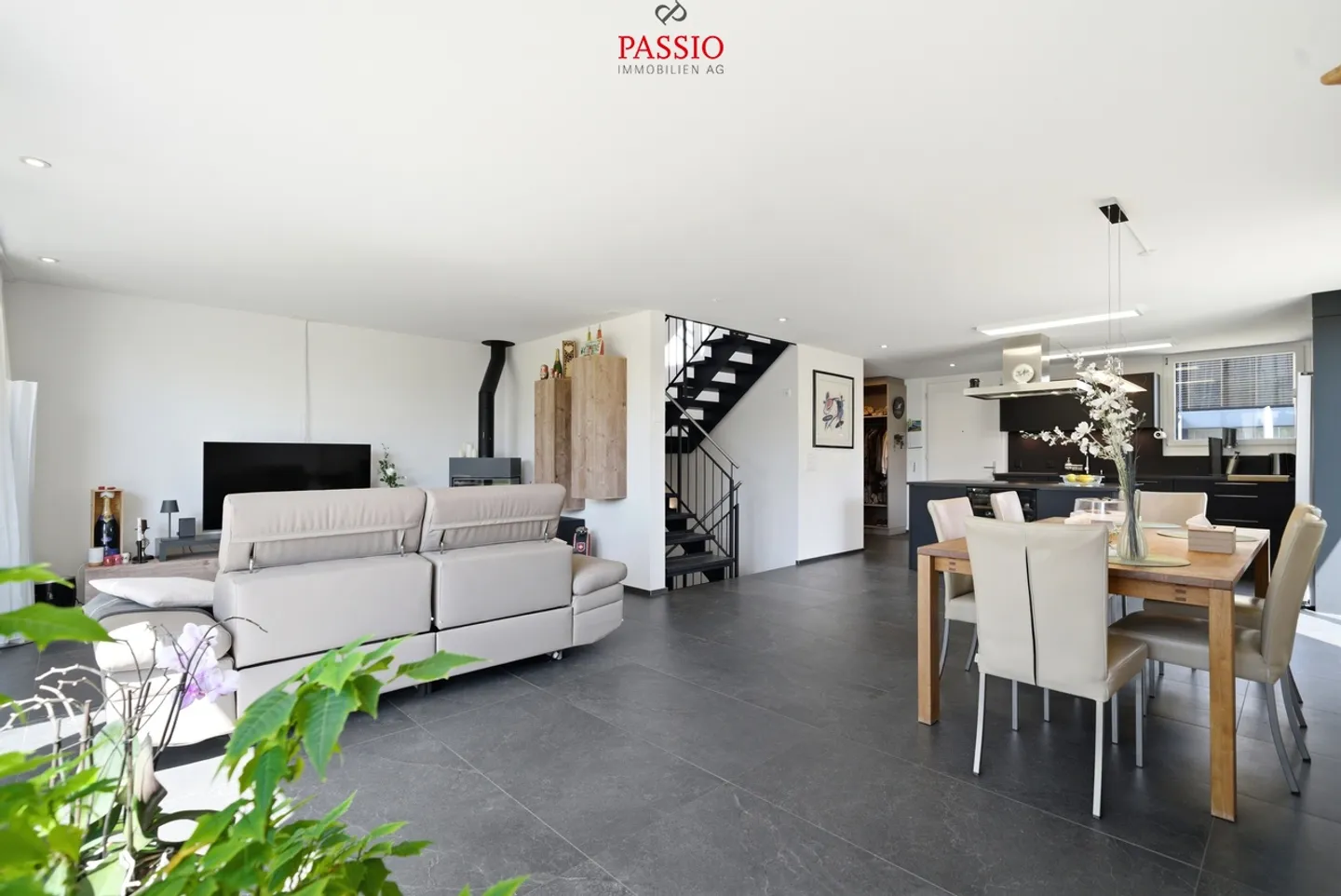 Casa bifamiliare moderna di 6,5 stanze con terrazza sul tetto e giardino - Foto 2 di 45