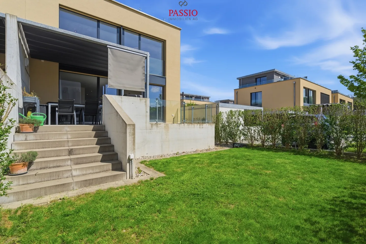 Casa bifamiliare moderna di 6,5 stanze con terrazza sul tetto e giardino - Foto 3 di 45