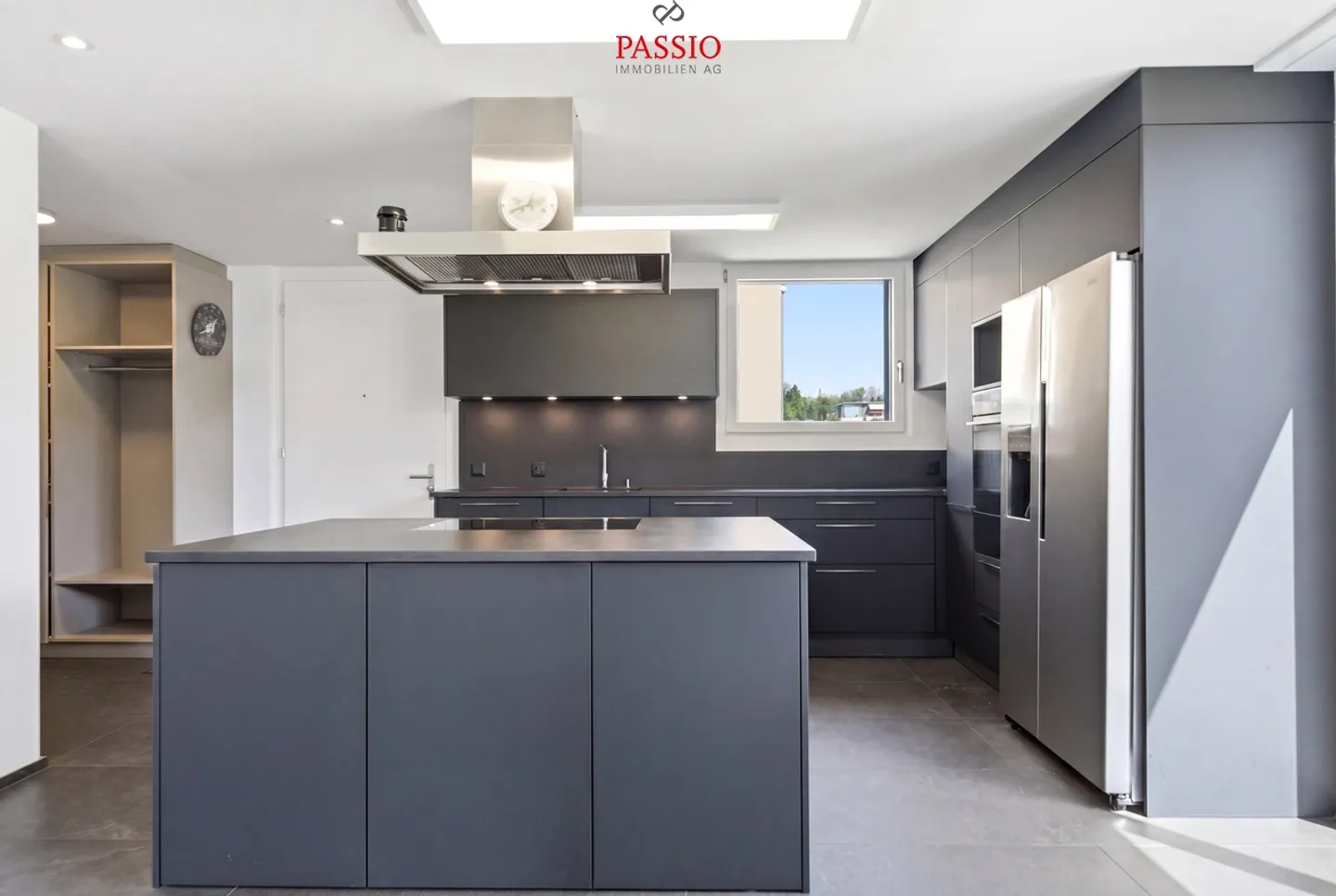 Casa bifamiliare moderna di 6,5 stanze con terrazza sul tetto e giardino - Foto 4 di 45