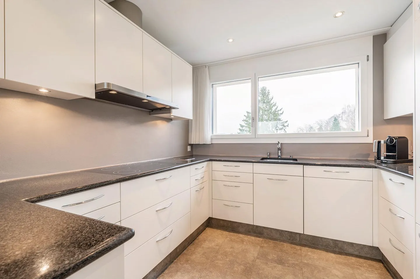 Découvrez le luxe et le confort dans un emplacement privilégié - Photo 3 sur 13