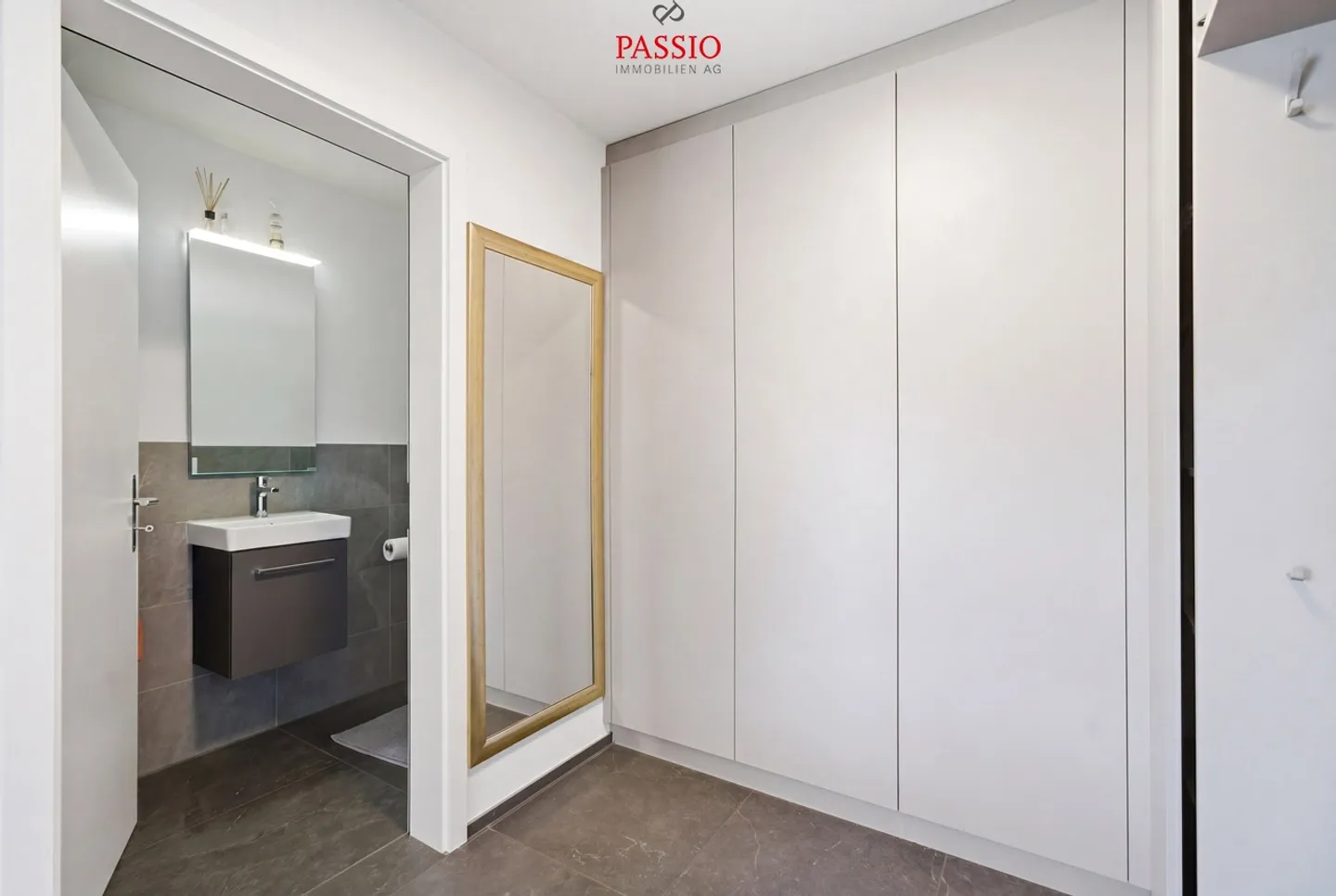 Casa bifamiliare moderna di 6,5 stanze con terrazza sul tetto e giardino - Foto 9 di 45