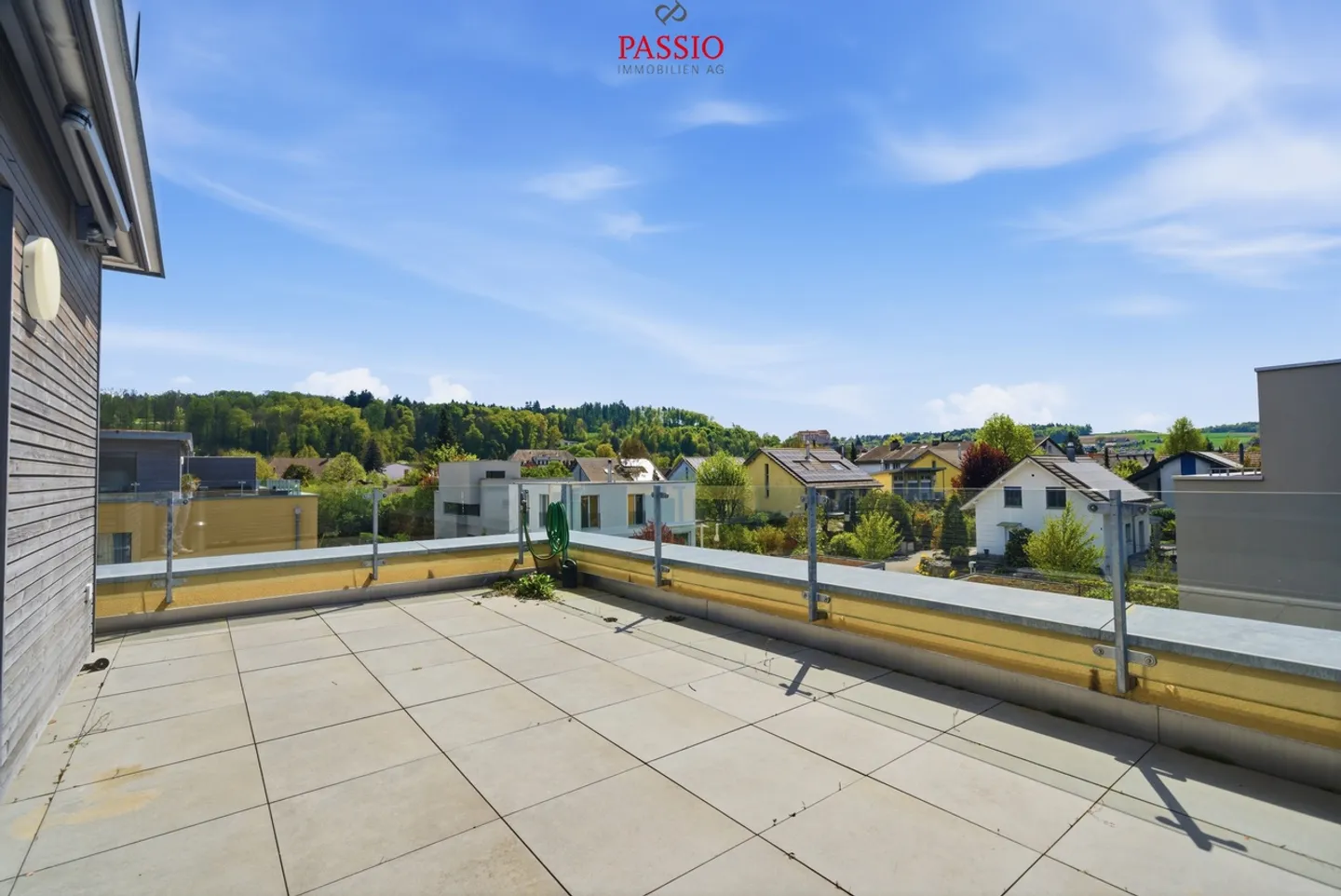 Casa bifamiliare moderna di 6,5 stanze con terrazza sul tetto e giardino - Foto 28 di 45
