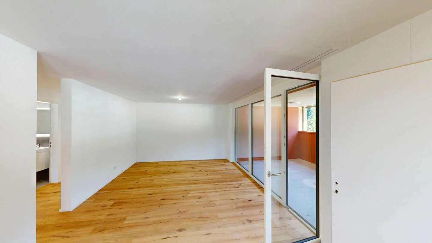 3.5-room penthouse apartment with glazed loggia - Photo 2 of 8