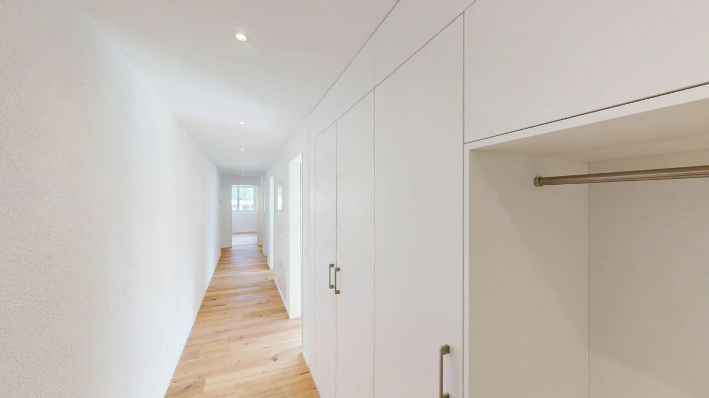 3.5-room penthouse apartment with glazed loggia - Photo 3 of 8