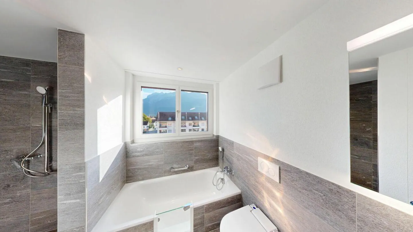 3.5-room penthouse apartment with glazed loggia - Photo 4 of 8