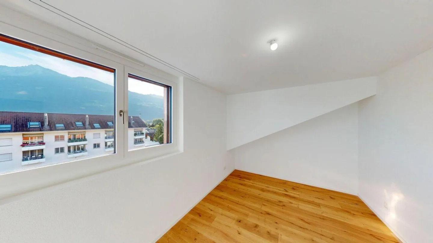 3.5-room penthouse apartment with glazed loggia - Photo 5 of 8