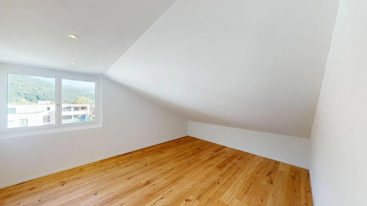 3.5-room penthouse apartment with glazed loggia - Photo 6 of 8