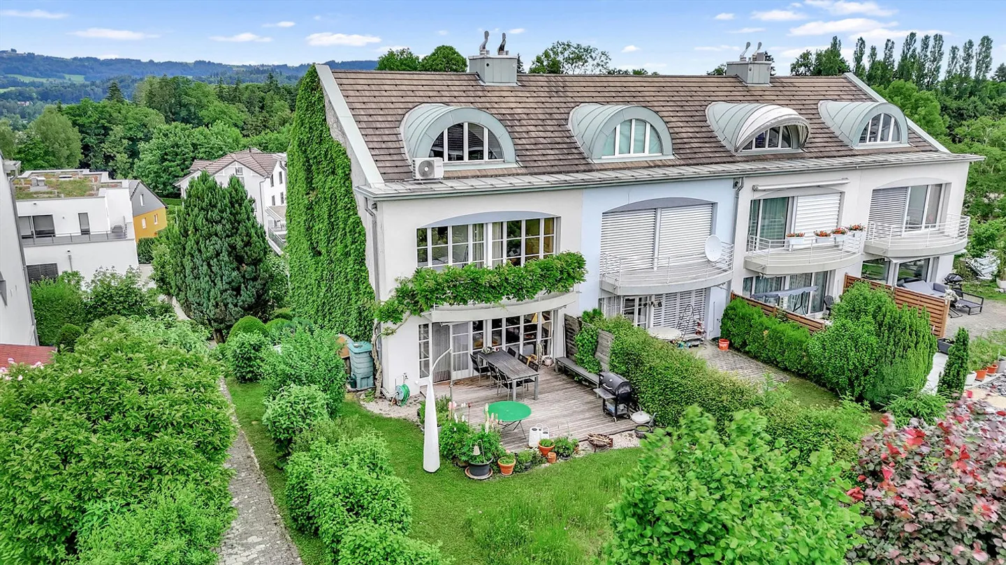 Charmantes Reihen-Endhaus mit viel Platz, Garten und Cheminée! - Foto 1 von 10