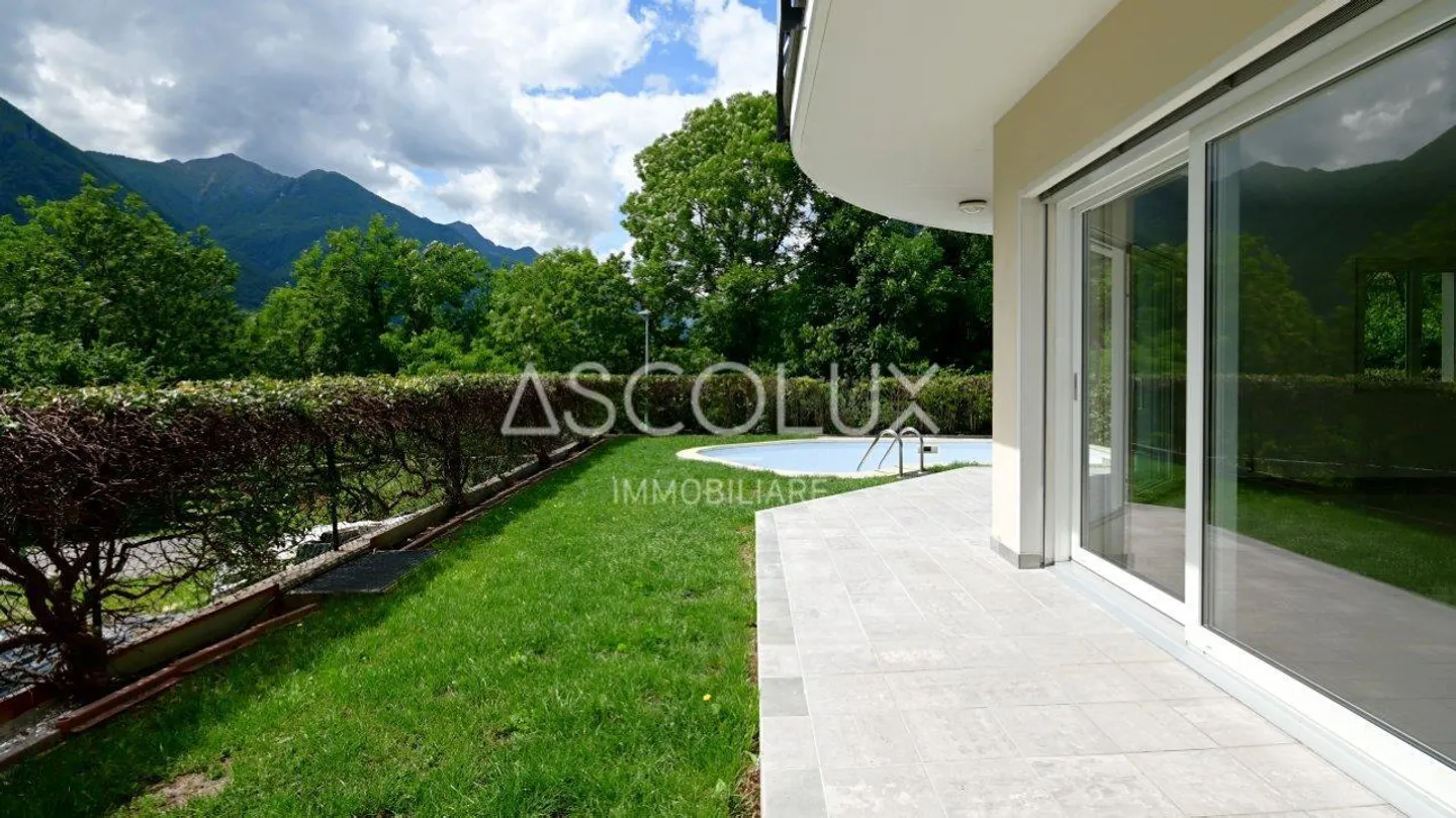 GRAZIOSA Casa unifamiliare di 4.5 locali con giardino e piscina in una posizione residenziale tranquilla | Hübsches 4.5-Zimmer-Einfamilienhaus mit Garten und Pool in ruhiger Wohnlage - Foto 2 di 13