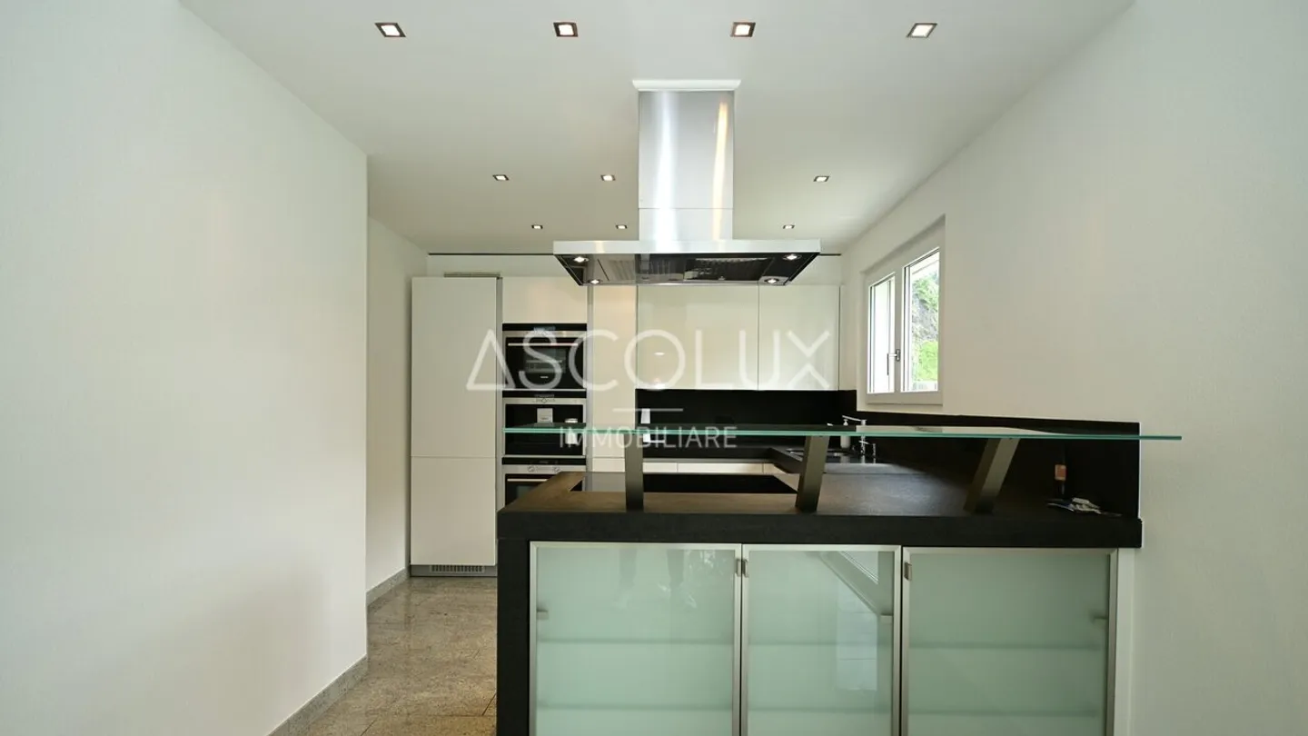 GRAZIOSA Casa unifamiliare di 4.5 locali con giardino e piscina in una posizione residenziale tranquilla | Hübsches 4.5-Zimmer-Einfamilienhaus mit Garten und Pool in ruhiger Wohnlage - Foto 9 di 13