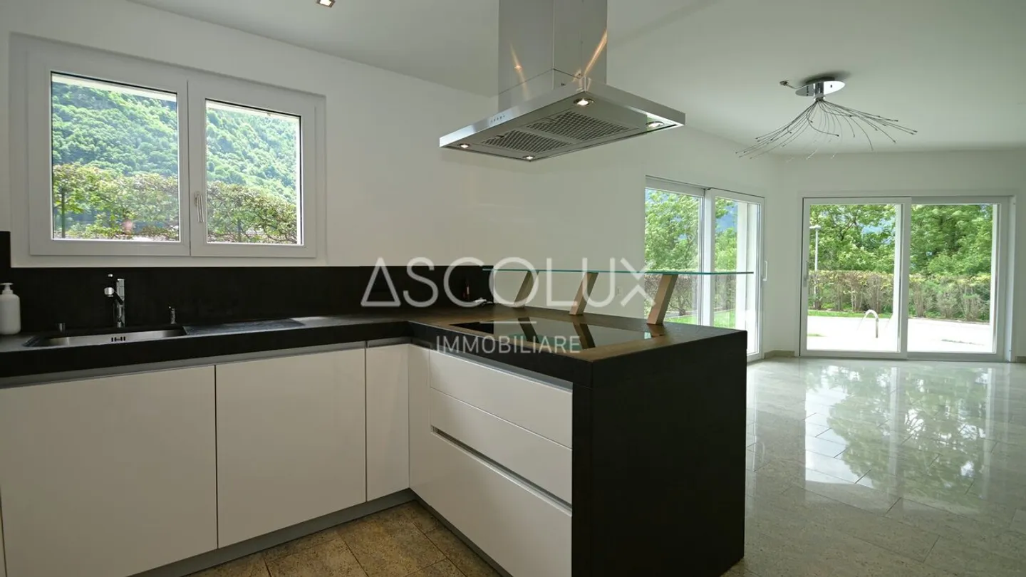 GRAZIOSA Casa unifamiliare di 4.5 locali con giardino e piscina in una posizione residenziale tranquilla | Hübsches 4.5-Zimmer-Einfamilienhaus mit Garten und Pool in ruhiger Wohnlage - Foto 11 di 13