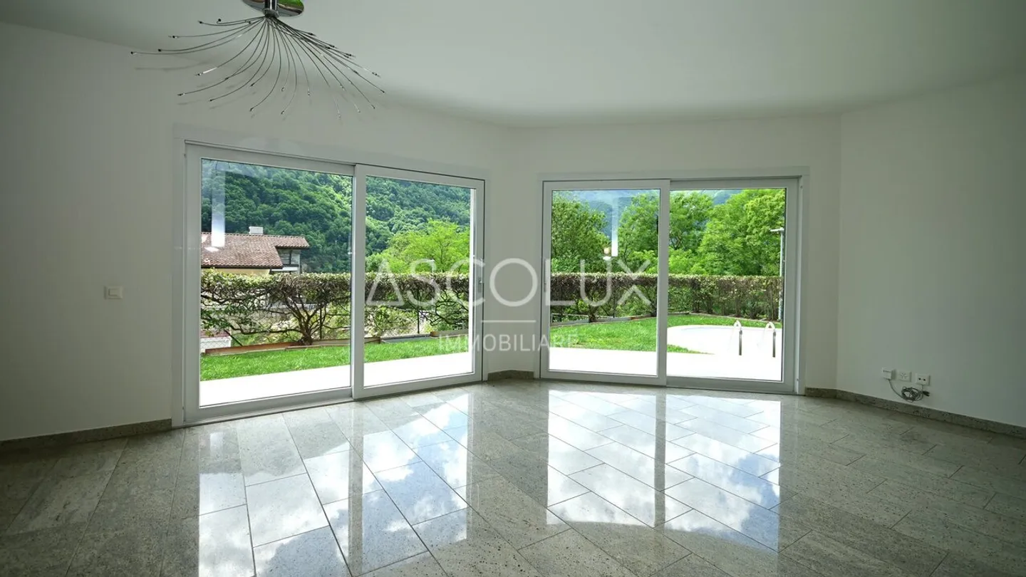 GRAZIOSA Casa unifamiliare di 4.5 locali con giardino e piscina in una posizione residenziale tranquilla | Hübsches 4.5-Zimmer-Einfamilienhaus mit Garten und Pool in ruhiger Wohnlage - Foto 13 di 13