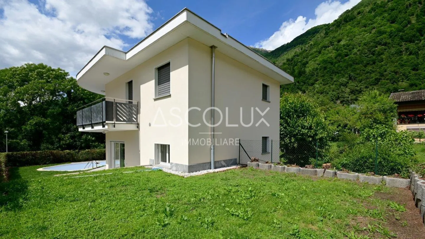GRAZIOSA Casa unifamiliare di 4.5 locali con giardino e piscina in una posizione residenziale tranquilla | Hübsches 4.5-Zimmer-Einfamilienhaus mit Garten und Pool in ruhiger Wohnlage - Foto 3 di 13