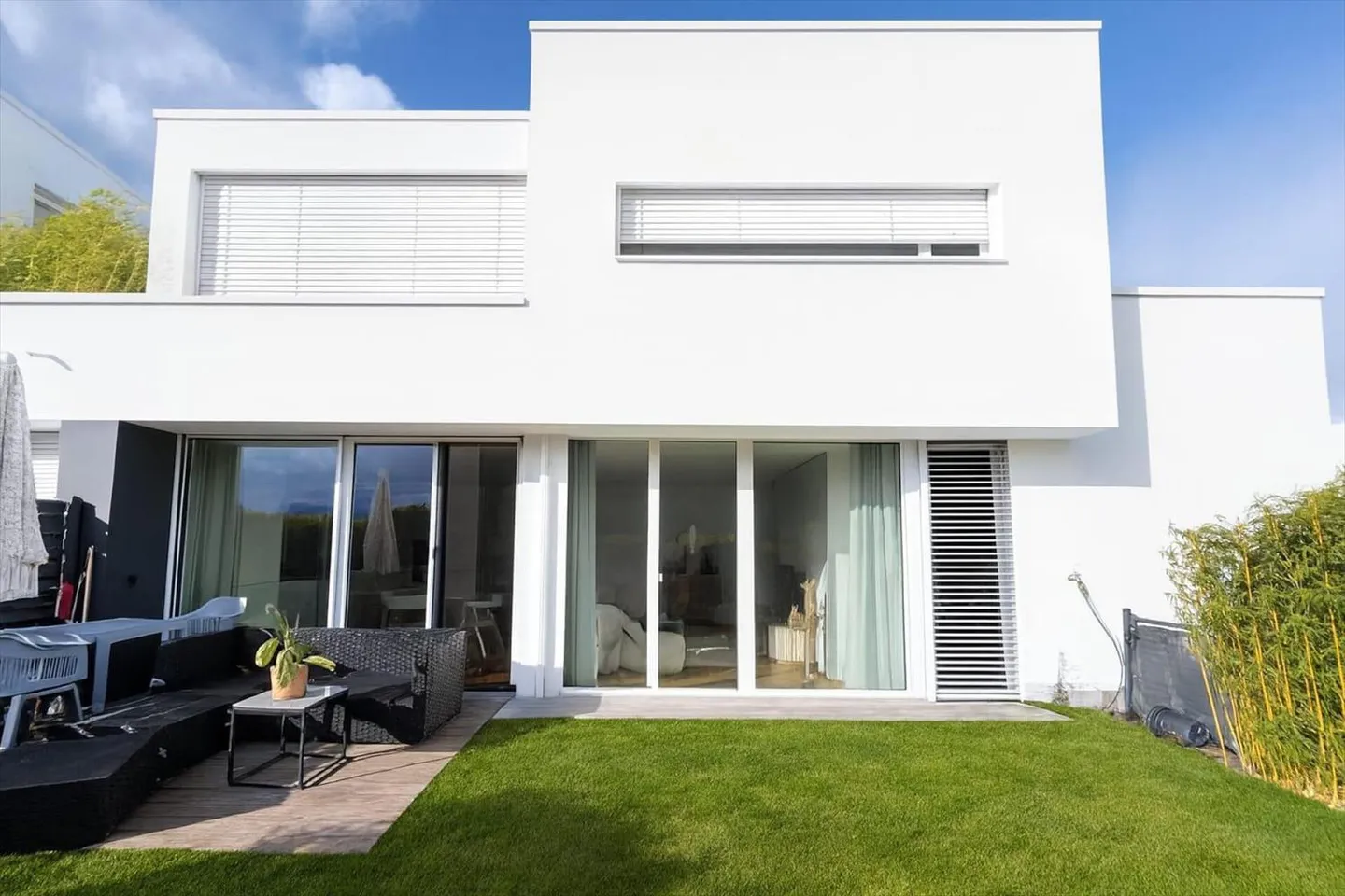 Bellissima finitura moderna con terrazza e prato - Foto 1 di 7