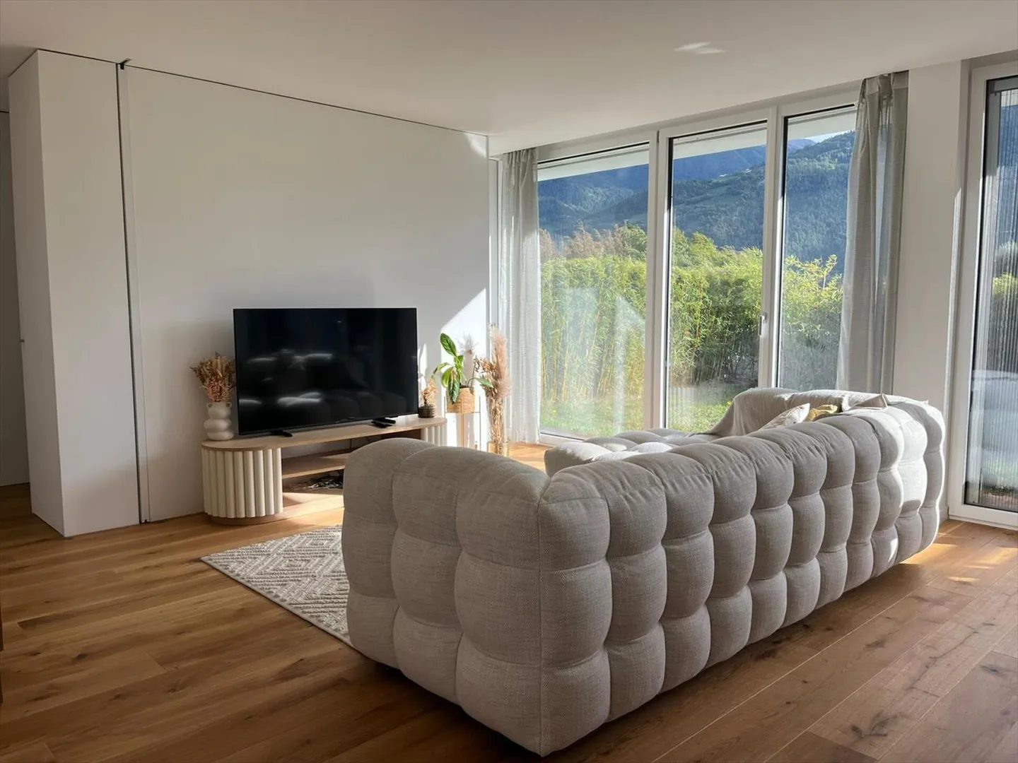 Bellissima finitura moderna con terrazza e prato - Foto 2 di 7