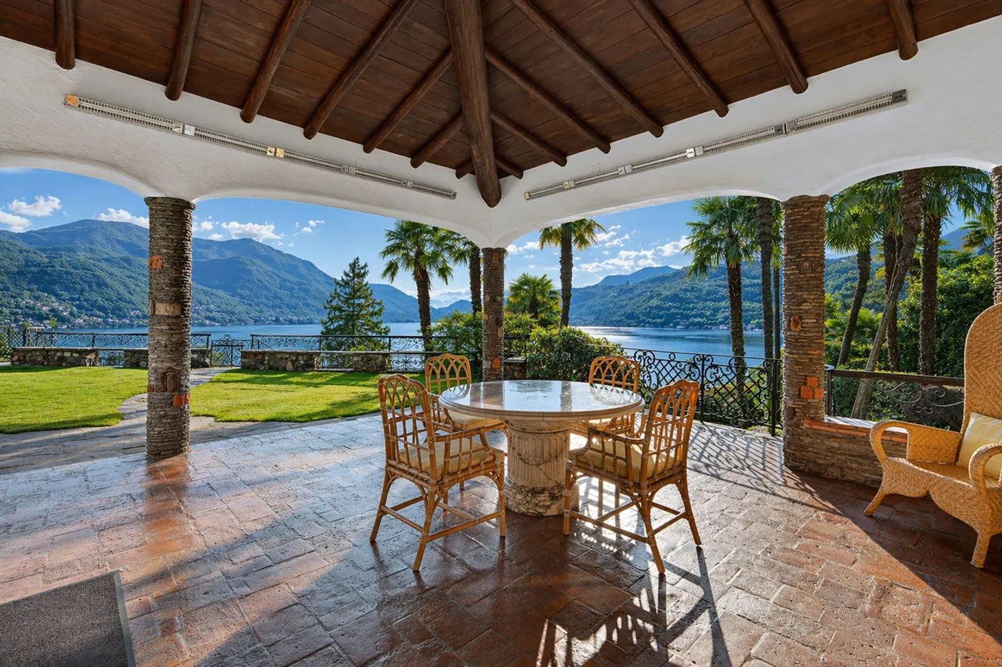 Villa di Lusso con Vista Lago - Foto 1 di 17