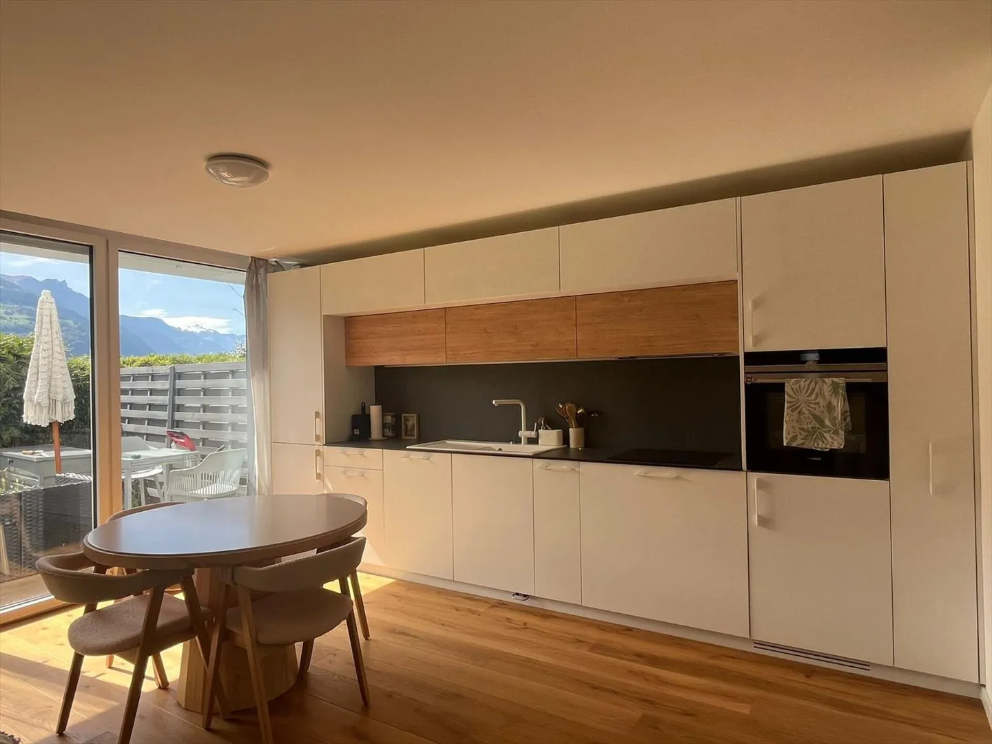 Bellissima finitura moderna con terrazza e prato - Foto 3 di 7