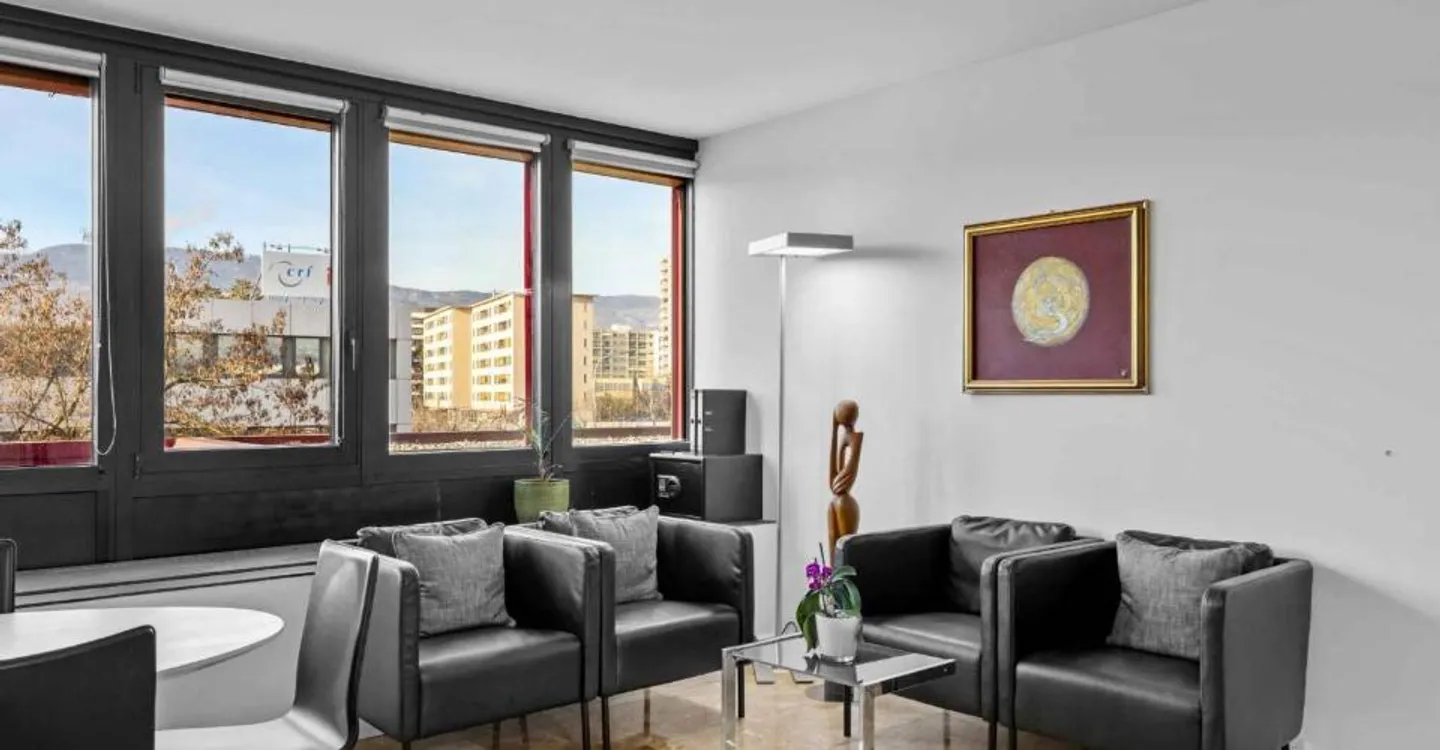 Ideally Located Office: 98 m² with Included Parking Space - Photo 1 of 8