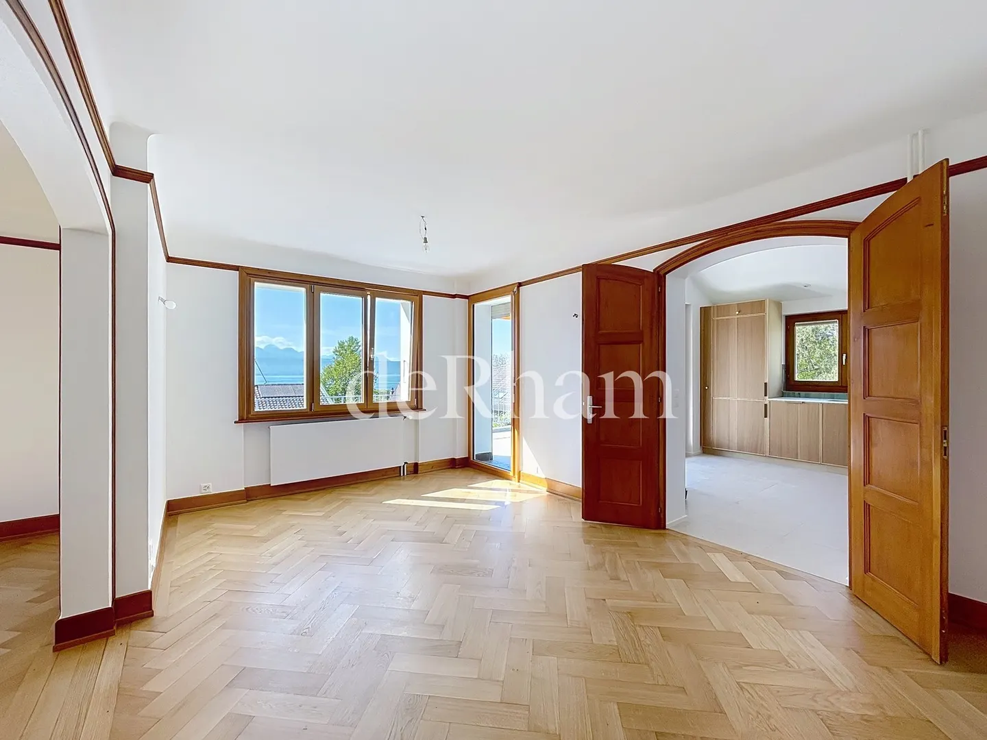 Charming Villa with Lake View - Photo 4 of 13
