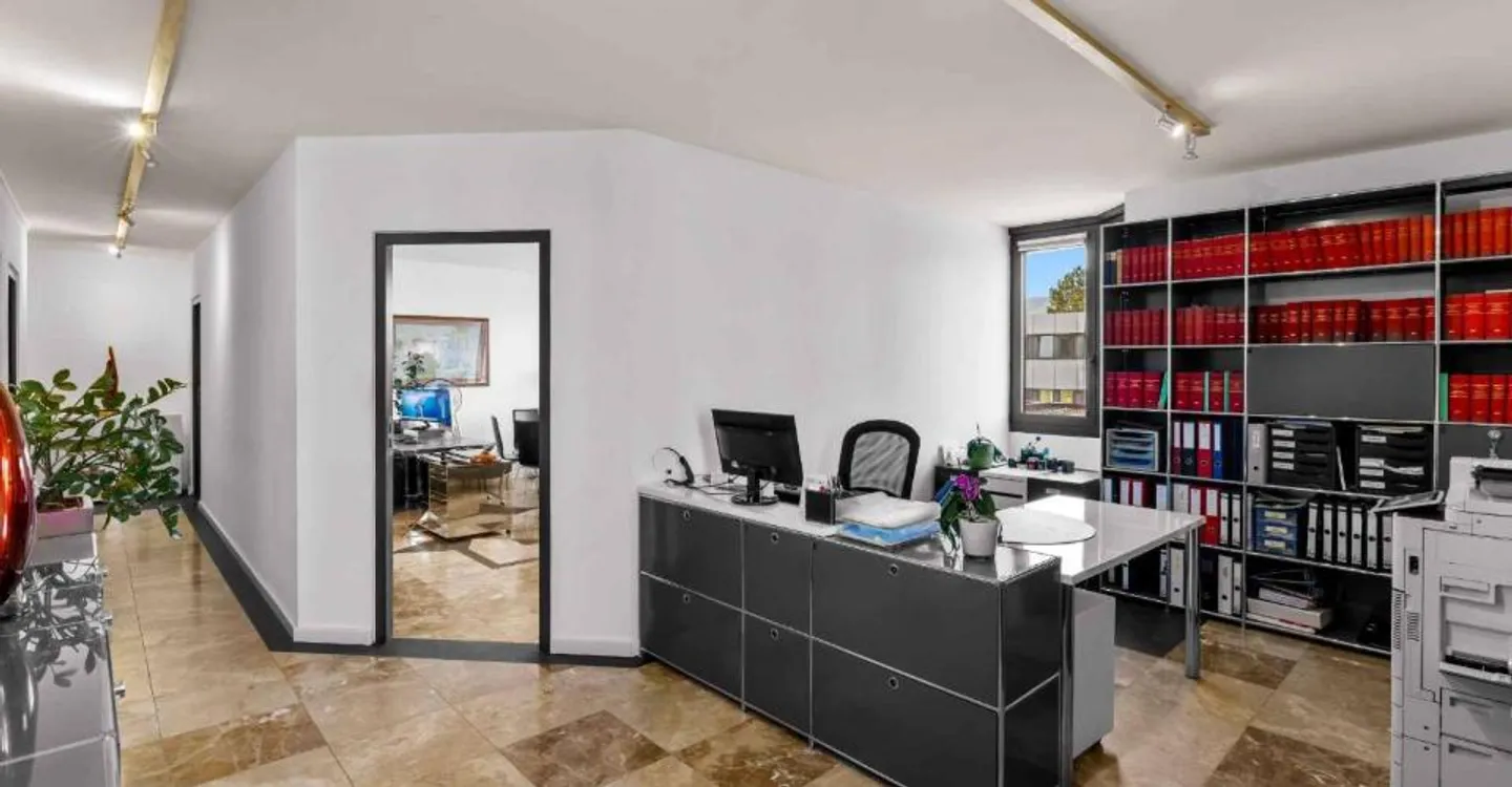 Ideally Located Office: 98 m² with Included Parking Space - Photo 2 of 8