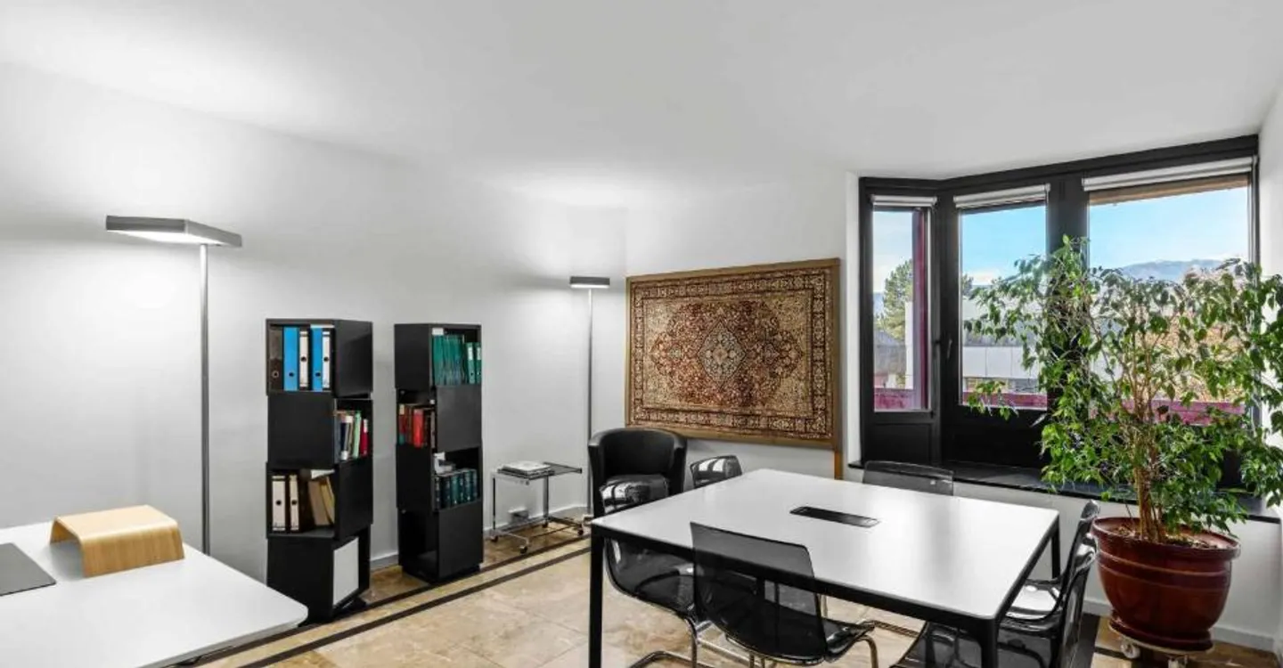Ideally Located Office: 98 m² with Included Parking Space - Photo 3 of 8