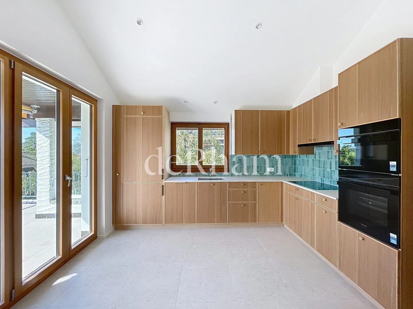 Charming Villa with Lake View - Photo 3 of 13