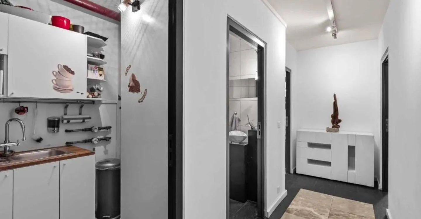 Ideally Located Office: 98 m² with Included Parking Space - Photo 8 of 8