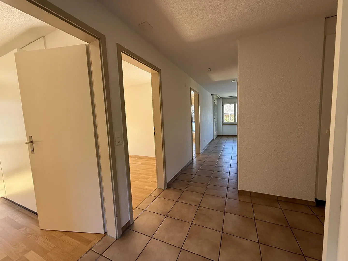 Appartamento accogliente di 4,5 stanze con balcone (incluso 1 posto auto) - Foto 3 di 18