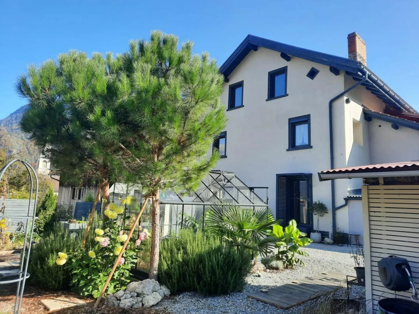 Charming multi-family house with development potential in a quiet location - Photo 3 of 13