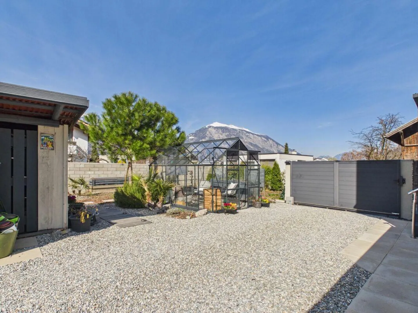 Charming multi-family house with development potential in a quiet location - Photo 4 of 13