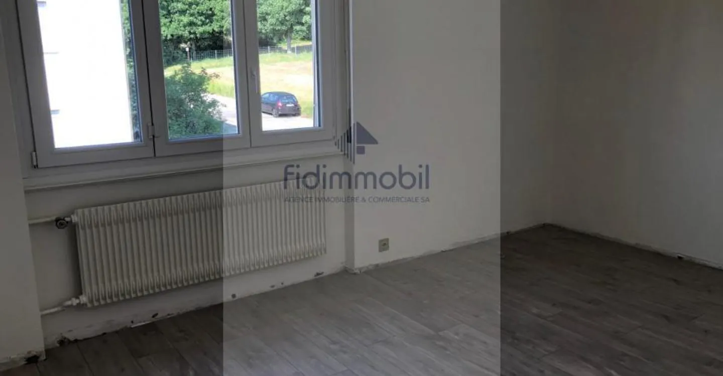 Charming Apartment with Balcony - Photo 4 of 6