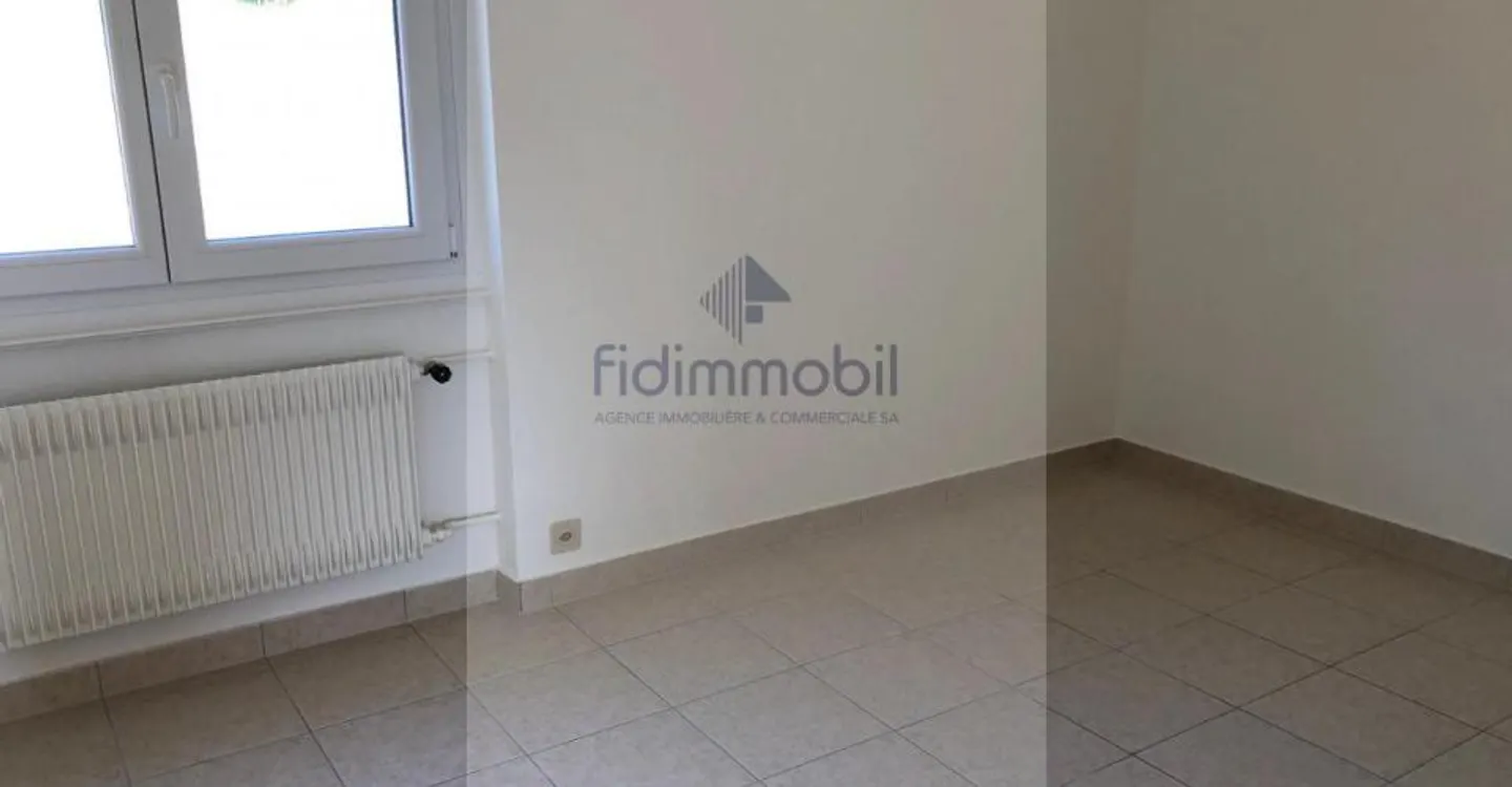 Charming Apartment with Balcony - Photo 3 of 6