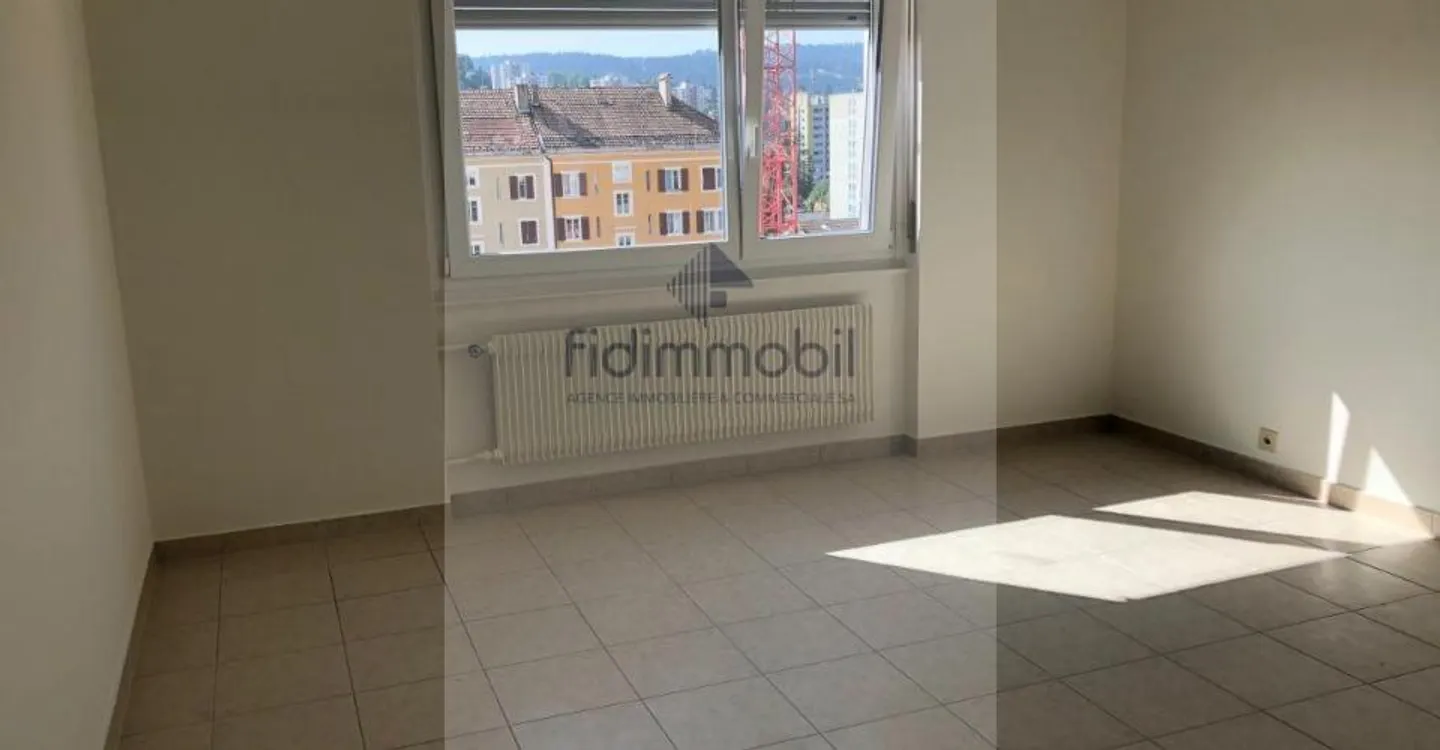 Charming Apartment with Balcony - Photo 5 of 6