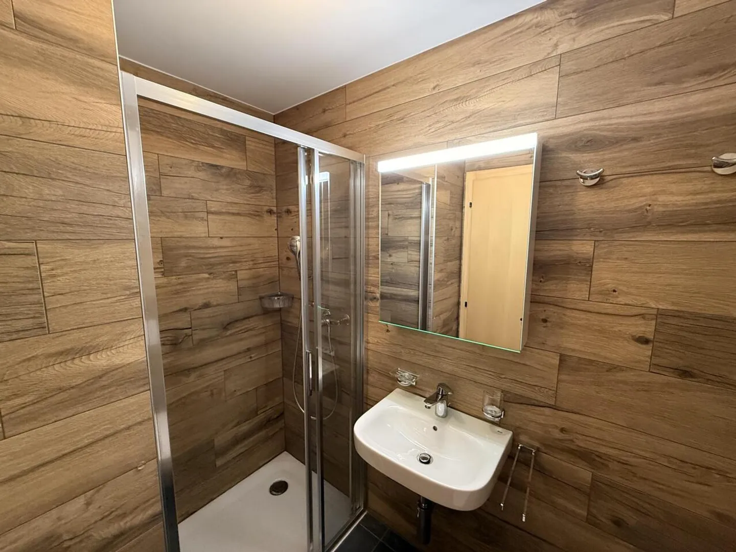 2.5 pièces neuf avec terrasse Sud et vue montagne - Photo 7 of 15