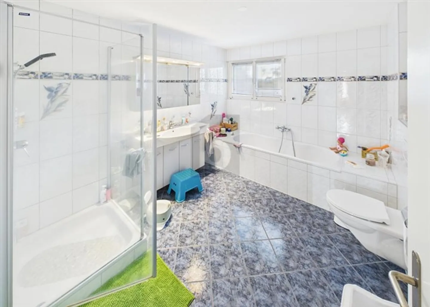 SPACIOUS AND BRIGHT WITH TOP VIEW - Photo 4 of 6