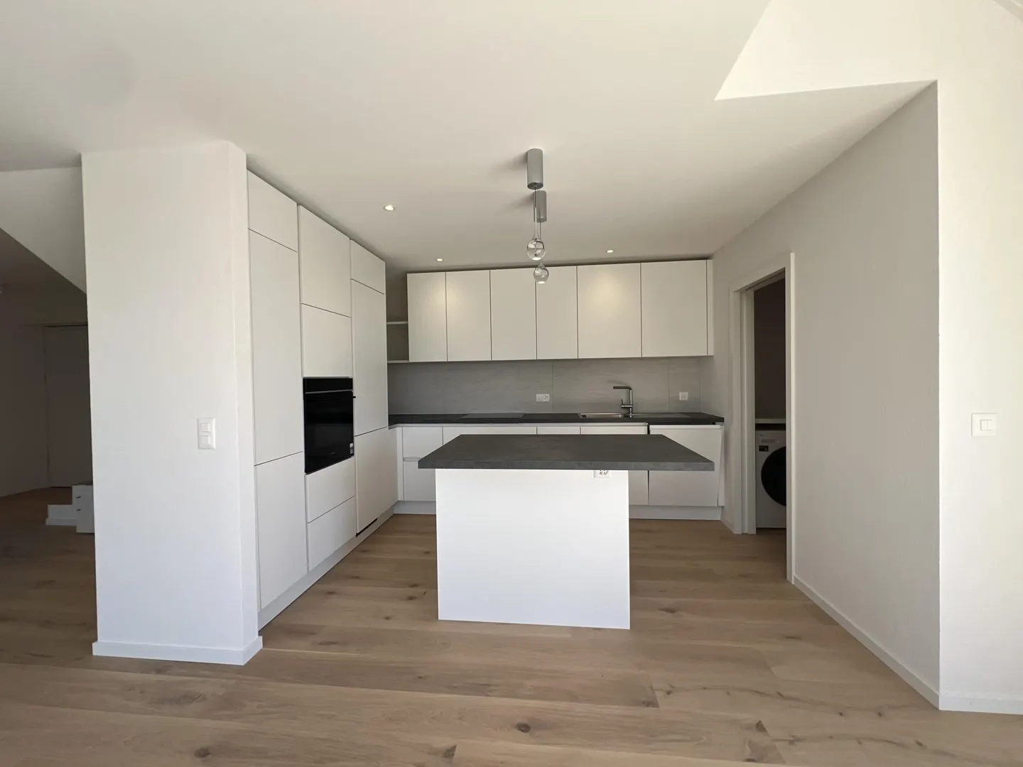 Appartement spacieux avec balcons - Photo 4 sur 13