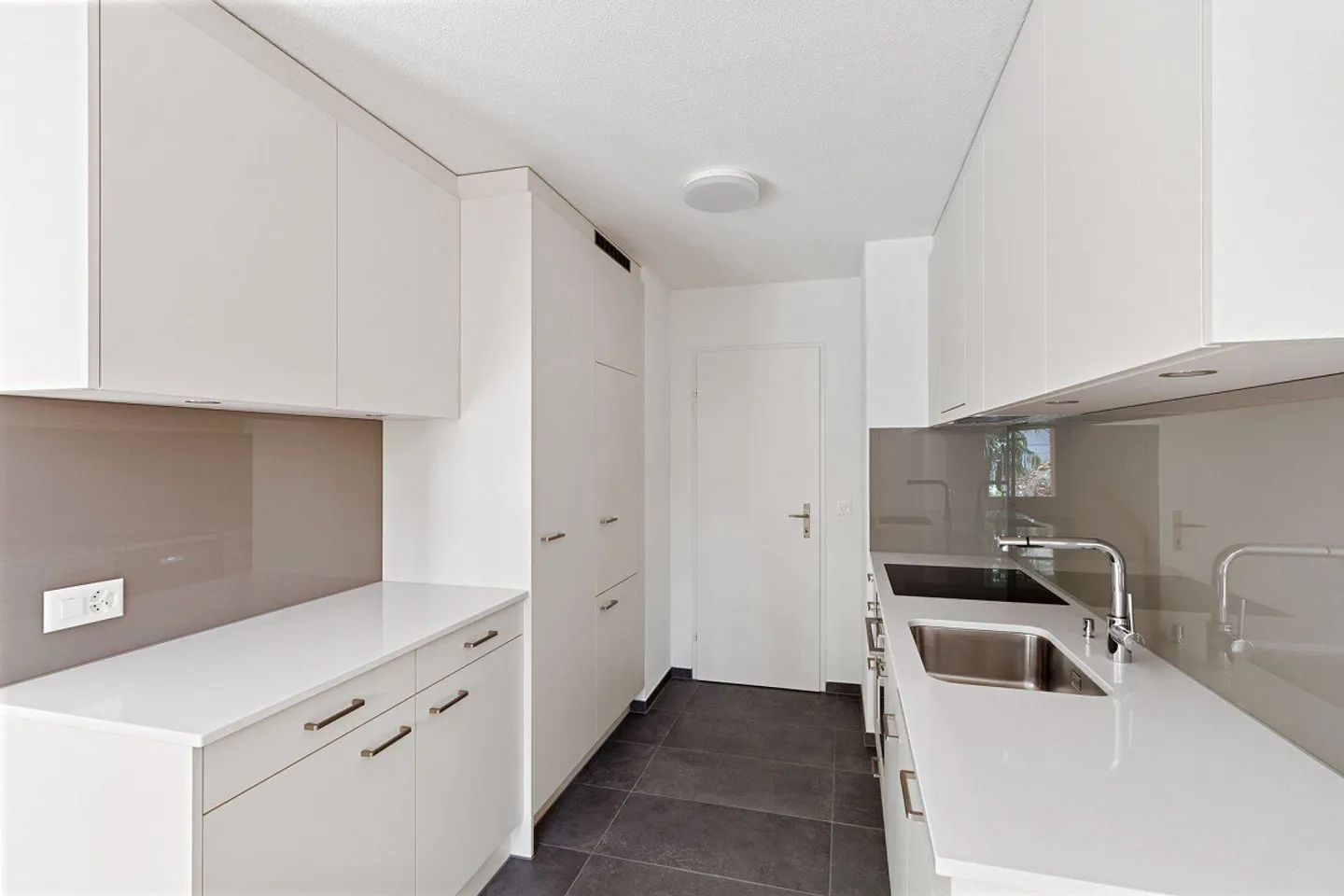 Spacious 4.5 Room Apartment - Photo 2 of 11