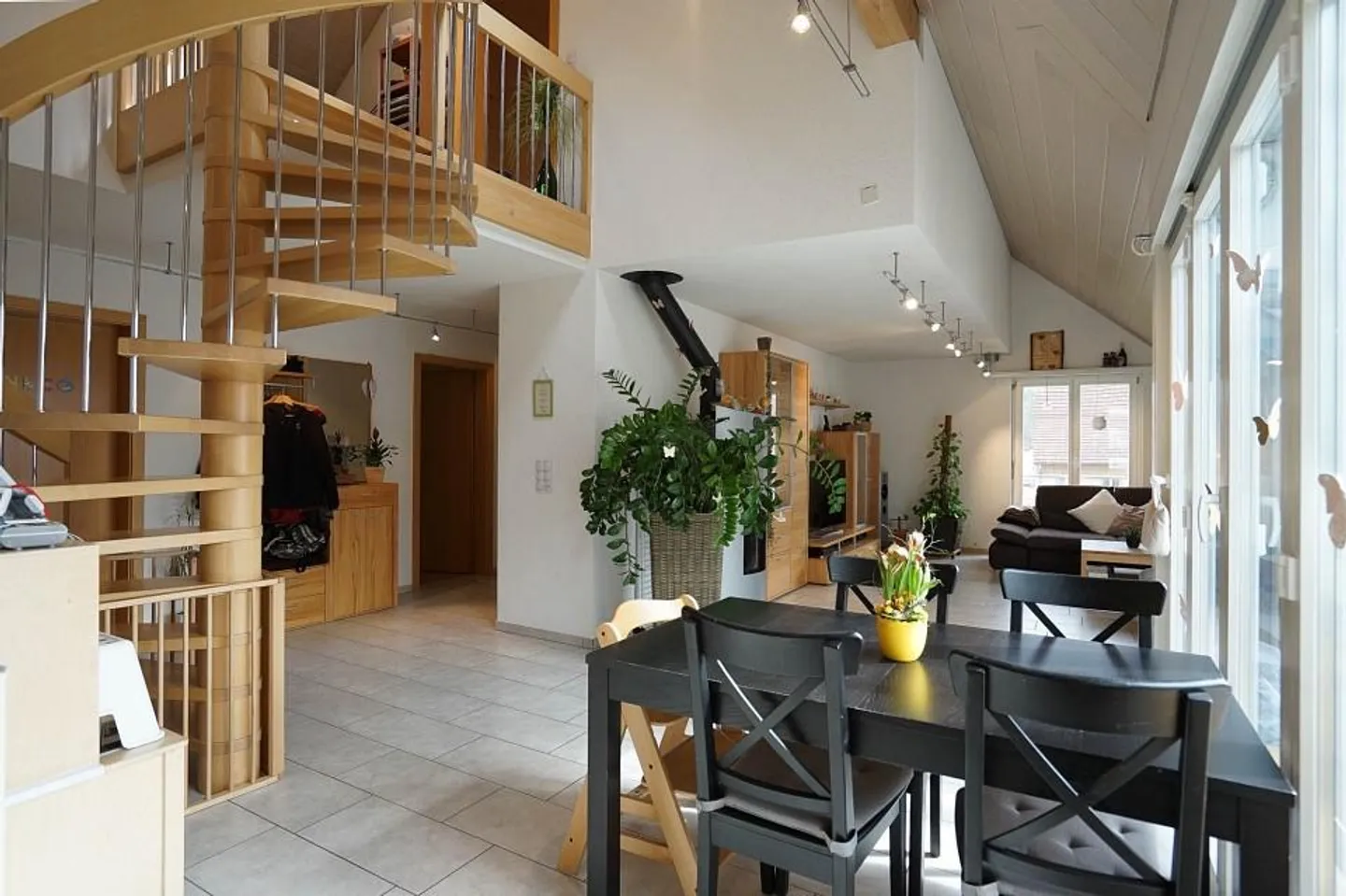 Spacious, elegant and right in the middle: 5.5-room maisonette apartment - Photo 1 of 10