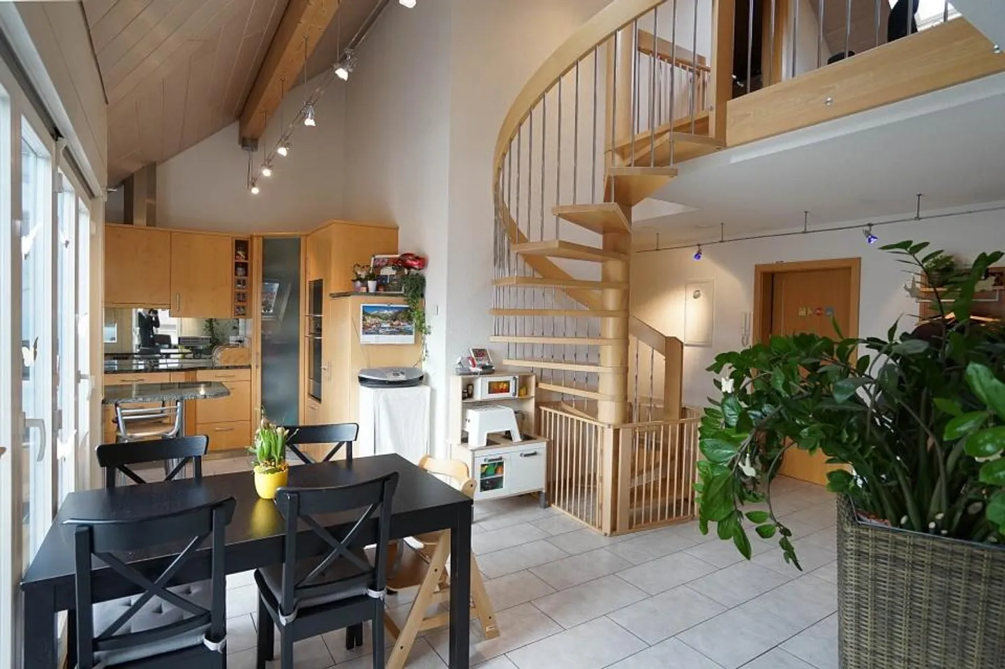 Spacious, elegant and right in the middle: 5.5-room maisonette apartment - Photo 3 of 10