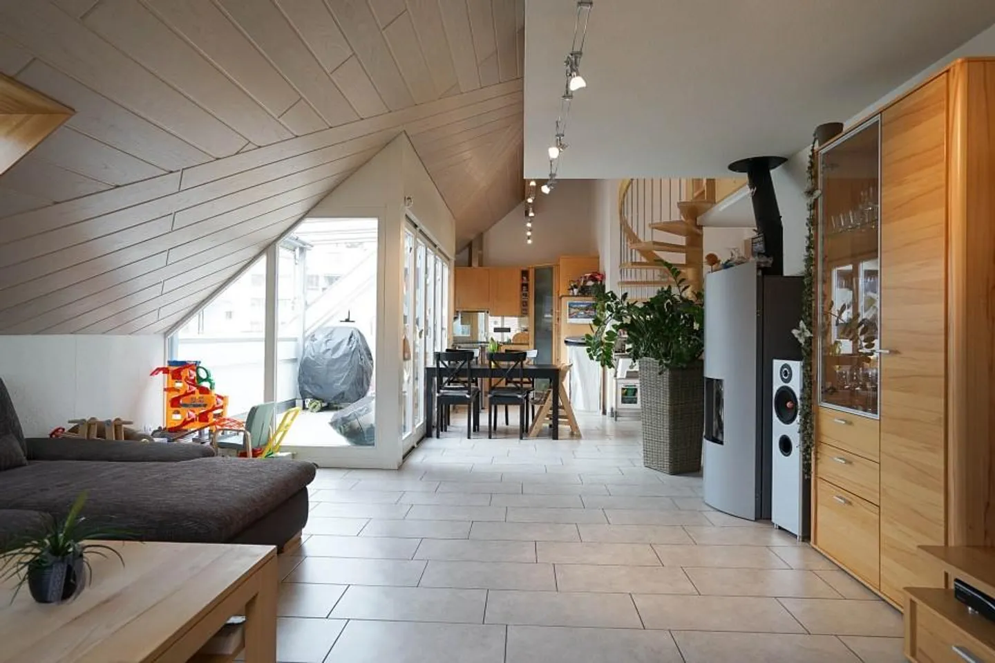 Spacious, elegant and right in the middle: 5.5-room maisonette apartment - Photo 4 of 10